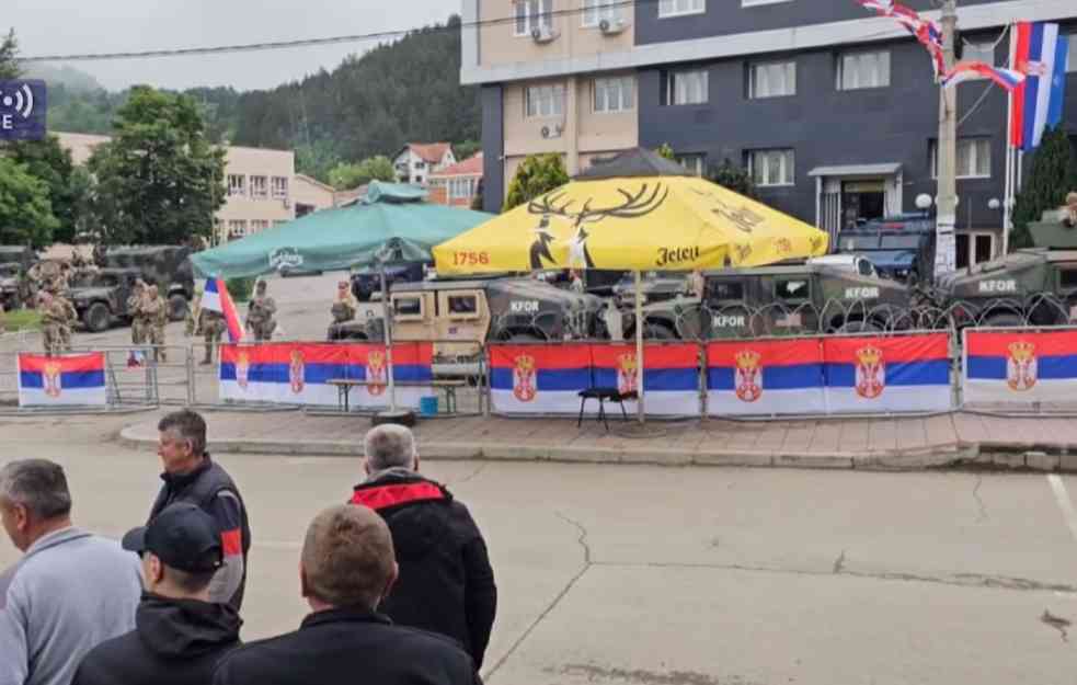 PETI DAN PROTESTA SRBA U LEPOSAVIĆU: Ispred zgrade opštine dupla bodljikava žica (VIDEO, FOTO)