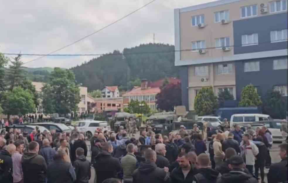 SRBI NE ODUSTAJU OD ZAHTEVA: Traje protest u Zvečanu, situacija mirna