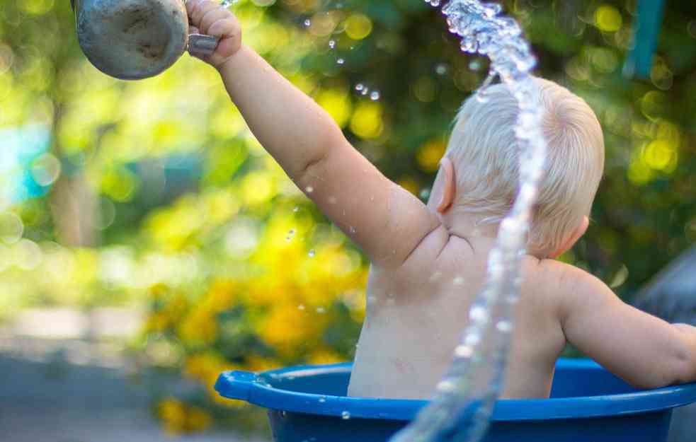 DA LI STE IMALI OVU AKTIVNOST SA DECOM? Psiholog objasnio kada bi roditelji trebalo da prestanu da se kupaju sa decom