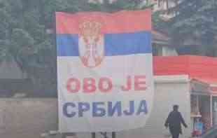 PROTEST I U LEPOSAVIĆU: Srbi i dalje na ulicama, Kfor iza bodljikave žice (VIDEO)