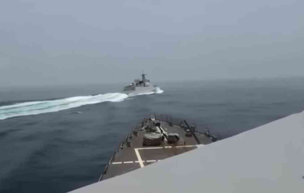 AMERIČKA VOJSKA OBJAVILA SNIMAK INCIDENTA: Kineski razarač seče put američkom brodu u Tajvanskom moreuzu (VIDEO)