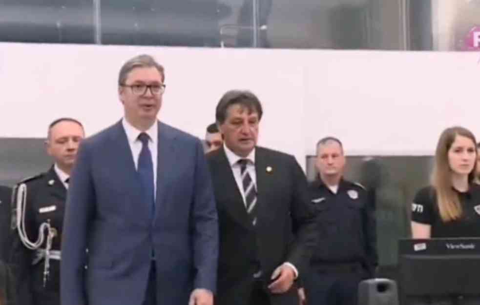 OVO JE JEZIVO! Vučić i Gašić posetili MUP, a 1 DETALJ izazvao je gomilu reakcija na mrežama (VIDEO)