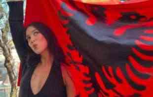 ALBANSKA POP ZVEZDA <span style='color:red;'><b>DUA LIPA</b></span> IZVREĐALA ENGLESKU MINISTARKU: Maloumne izjave...