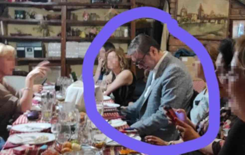 POJAVILA SE VUČIĆEVA FOTOGRAFIJA S PROSLAVE MATURE: Šta je gledao na MOBILNOM dok je napolju TRAJAO PROTEST? (FOTO)