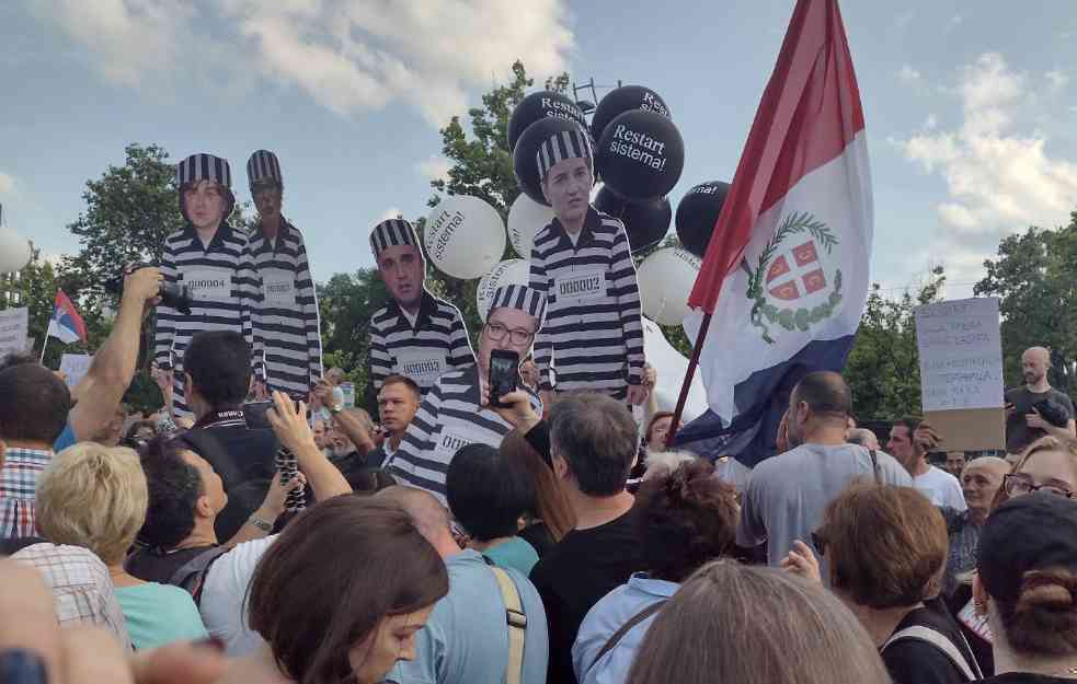 Na protestu figure Vučića, Brnabić, Vučićevića, Zekić i Mitrovića u zatvorskim odelima (FOTO)