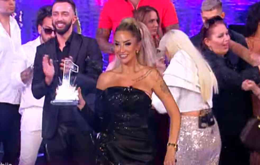 ALEKSANDRA NIKOLIĆ POKAZALA TRUDNIČKI STOMAK : Raznežila pratioce, čestitke samo stižu! (FOTO)