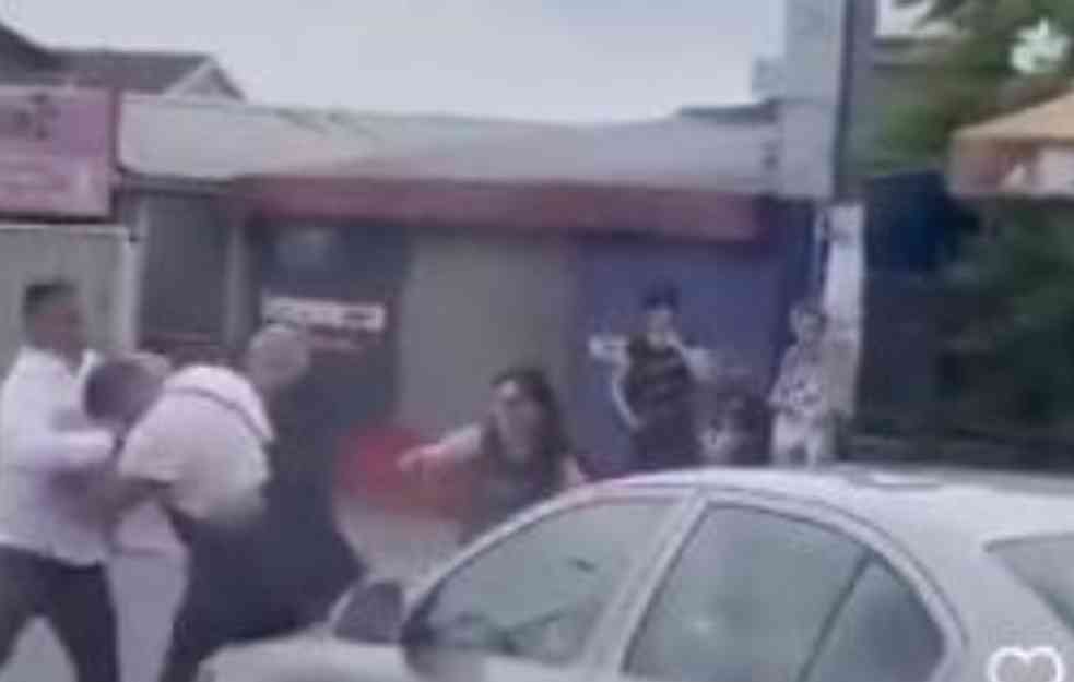 STRAŠNE SCENE U KALUĐERICI: Sve je počelo okršajem dvojice muškaraca, a onda je žena izula cipelu i krenula da ih bije štiklom (VIDEO)