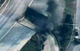SRUŠIO SE MOST U AMERIČKOM GRADU: Kamion u plamenu, prizori su apokaliptični (VIDEO)