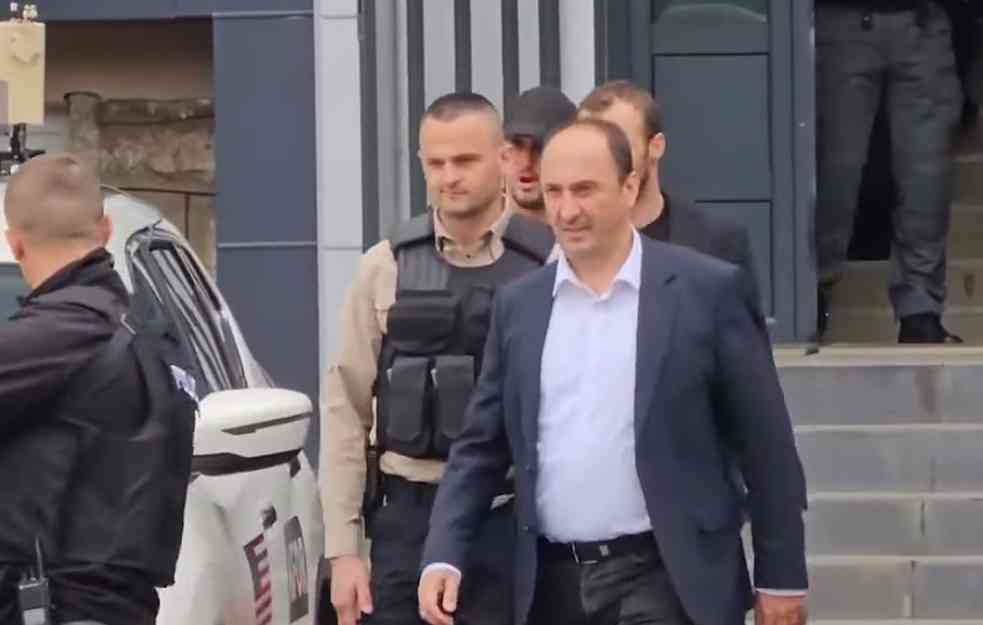 CRVENA FARBA I JAJA ZA LAŽNOG MINISTRA: Pogledajte kako su Srbi u Leposaviću ispratili Aljijua (VIDEO, FOTO)