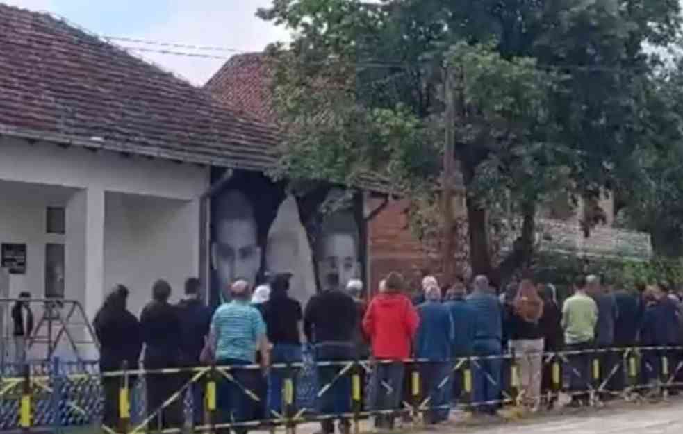 40 DANA OD NEZAPAMĆENOG MASAKRA KOD MLADENOVCA: Mural s likovima stradale omladine iznad klupice gde su stradali (FOTO)