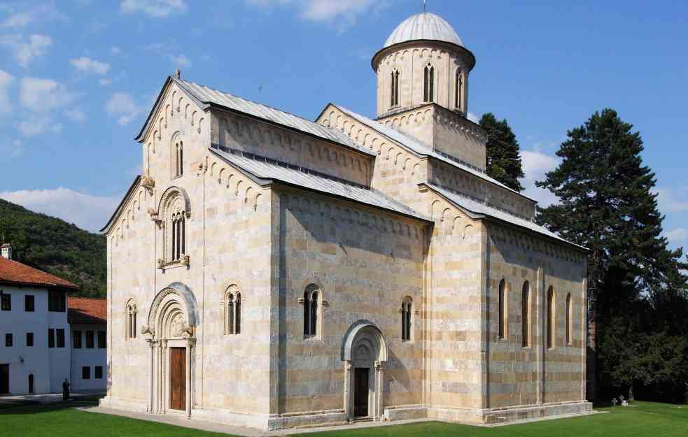 U blizini manastira Visoki Dečani tri osobe uhapšene zbog natpisa 