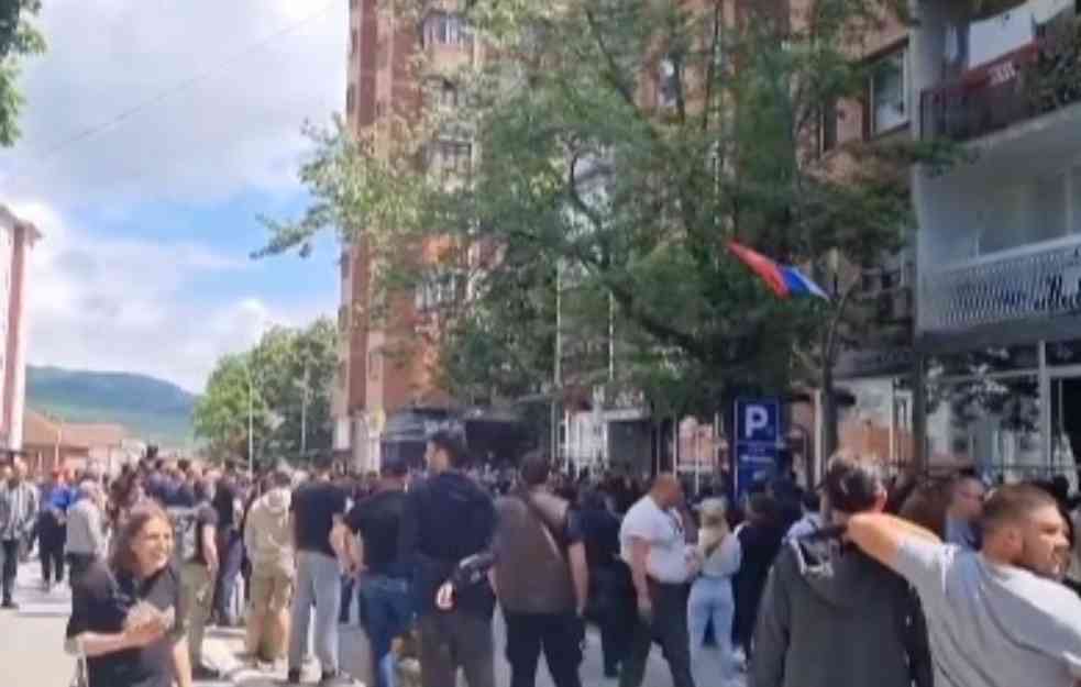 SRBI SE OKUPILI ZBOG HAPŠENJA MILUNA U SEVERNOJ MITROVICI: Poslali poruku u Beograd: "Izdaja, izdaja" (VIDEO)