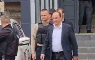 CRVENA FARBA I JAJA ZA LAŽNOG MINISTRA: Pogledajte kako su Srbi u Leposaviću ispratili Aljijua (VIDEO, FOTO)