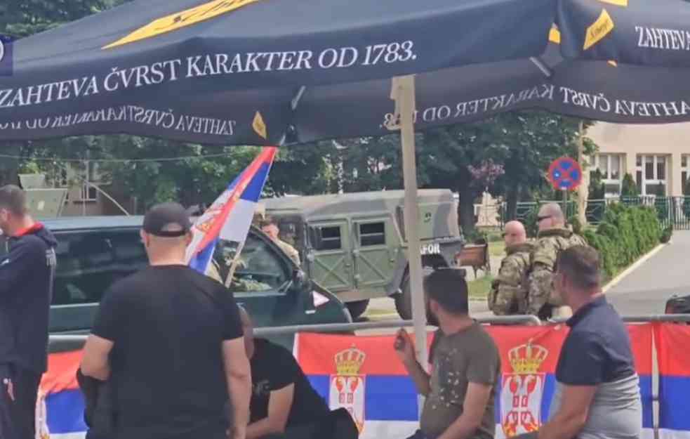 SRBI NA SEVERU KOSMETA NASTAVLJAJU SA MIRNIM PROTESTOM: Građani se okupili u Zvečanu i Leposaviću, istrajni u zahtevima (VIDEO)
