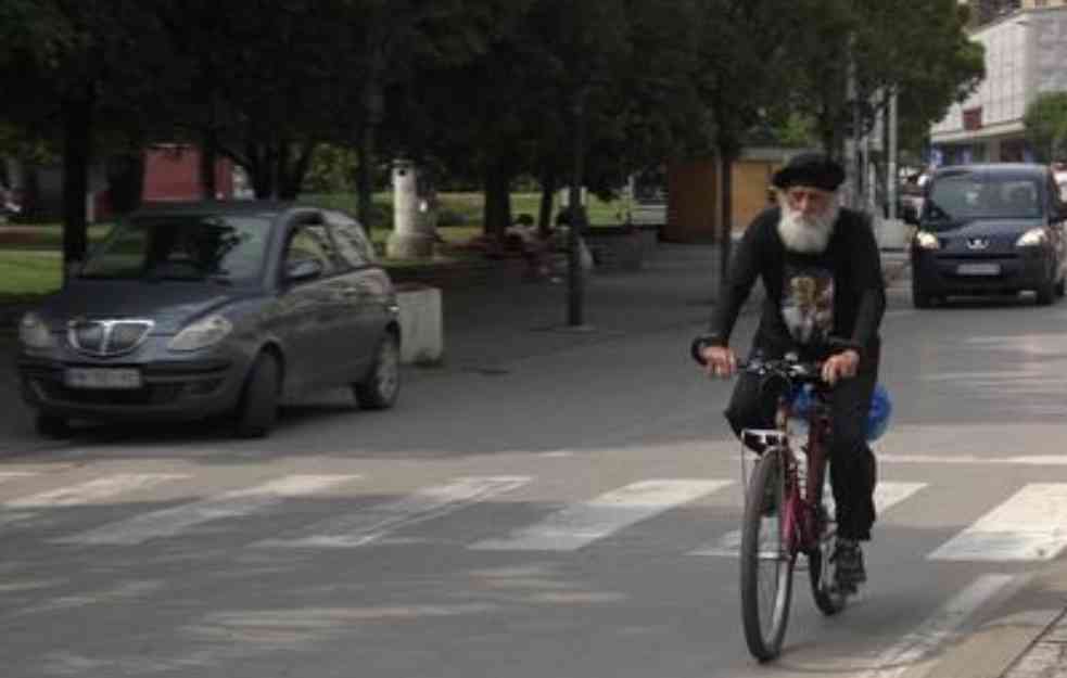 Grčki slikar u osmoj deceniji biciklom od Soluna do Beograda u čast patrijarha Pavla