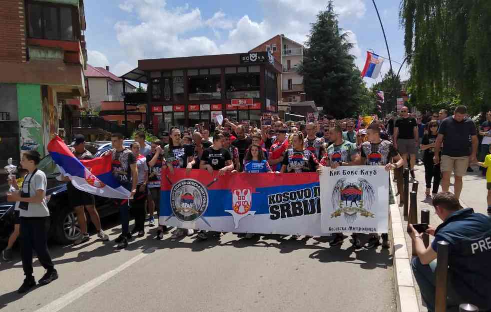 PROTESTNA ŠETNJA U SEVERNOJ MITROVICI: Podrška uhapšenom sportisti 