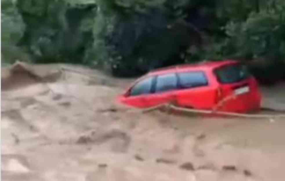 VODA NOSI SVE PRED SOBOM: Jeziv snimak POPLAVE u okolini NOVOG PAZARA (VIDEO)