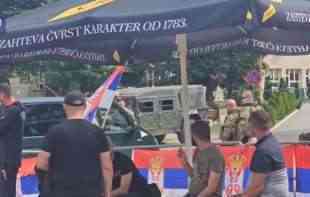 SRBI NA SEVERU KOSMETA NASTAVLJAJU SA MIRNIM PROTESTOM: Građani se okupili u Zvečanu i Leposaviću, istrajni u zahtevima (VIDEO)
