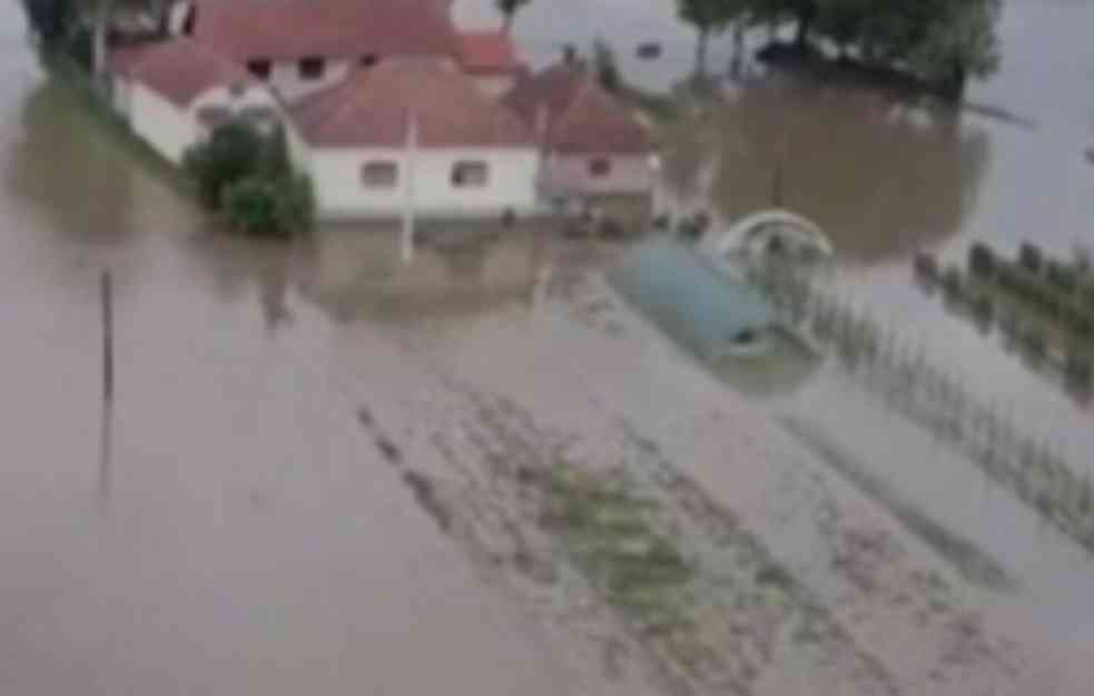 POPLAVE U SRBIJI! VANREDNO STANJE U 35 GRADOVA: Putevi neprohodni, ljudi bez struje (VIDEO)