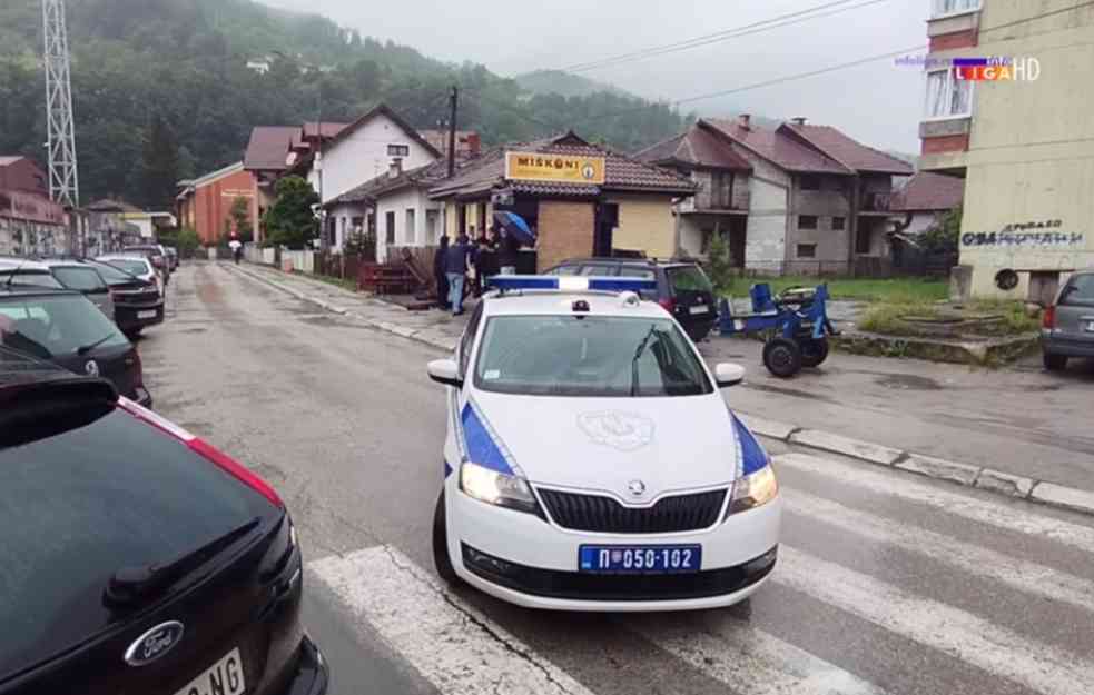 NESVAKIDAŠNJA NESREĆA: Pod punim gasom uleteo u restoran, teško povredio gosta (VIDEO)