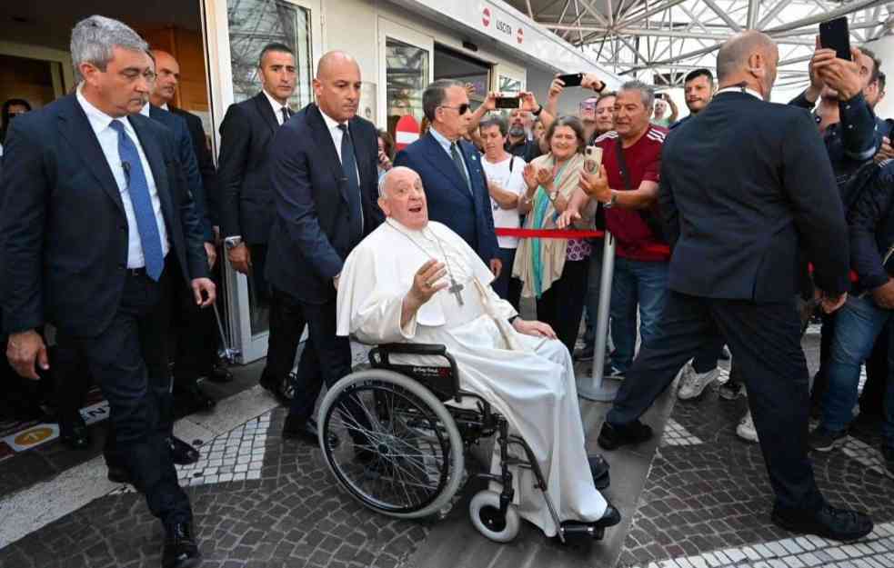 Papa Franja napustio bolnicu u invalidskim kolicima
