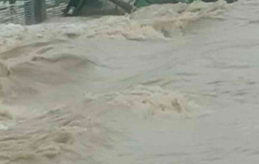 Potop u Aranđelovcu, poplave napravile totalnu pometnju! PREVRNUT TRAKTOR, IZ VODE VIRI SAMO JEDAN DEO! (FOTO)