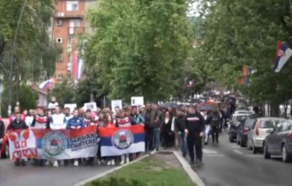 Srbi PROTESTUJU u Kosovskoj Mitrovici: KOLONU predvode SPORTISTI i DECA