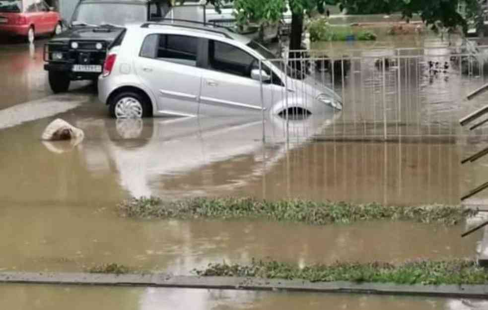CRPI SE VODA IZ STAMBENIH OBJEKATA  DRUGIH OBJEKATA: I u Kragujevcu proglašena vanredna situacija zbog poplava