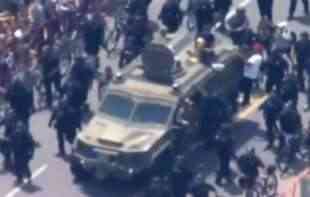 NEVEROVATAN SNIMAK!  Američki specijalci evakuisali Jokića sa parade u oklopnom vozilu (VIDEO)