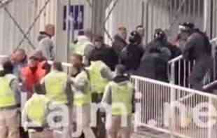 NAVIJAČI RUMUNIJE U PRIŠTINI SKANDIRALI KOSOVO JE SRBIJA! Policija ih napala i izbacila sa stadiona (VIDEO)