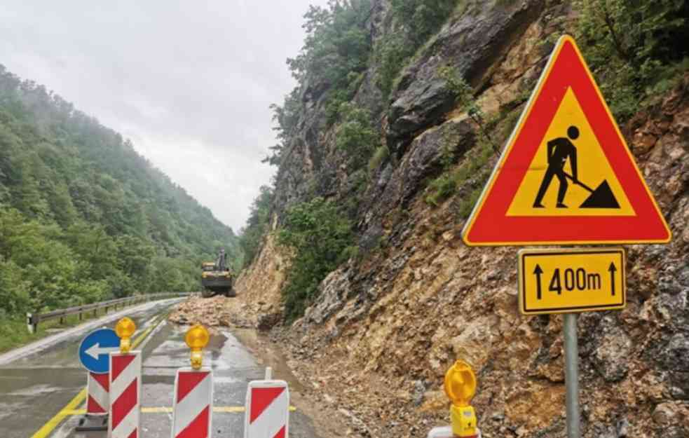 VOZAČI OPREZ! Odron na putu prema Negotinu: Komadi stene zakrčili kolovoz