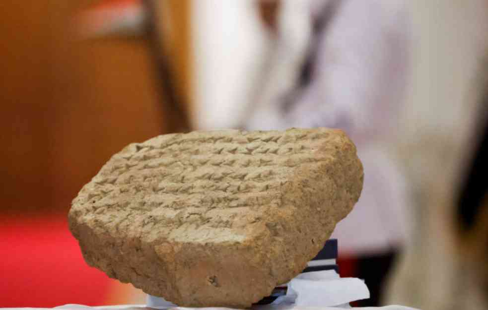 ITALIJA IM JE VRATILA POSLE SKORO 40 GODINA: Kamena ploča stara 2.800 godina izložena u Iraku