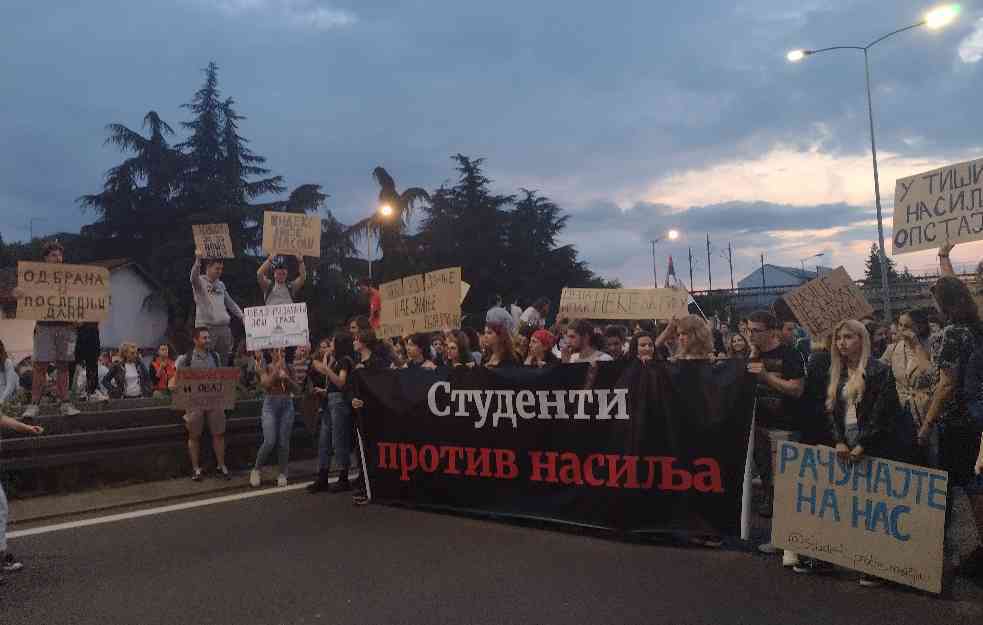 PROTESTI I ZASTAVE - STUDENTI POSLALI JASNU PORUKU: Priznajemo samo JEDNU zastavu!