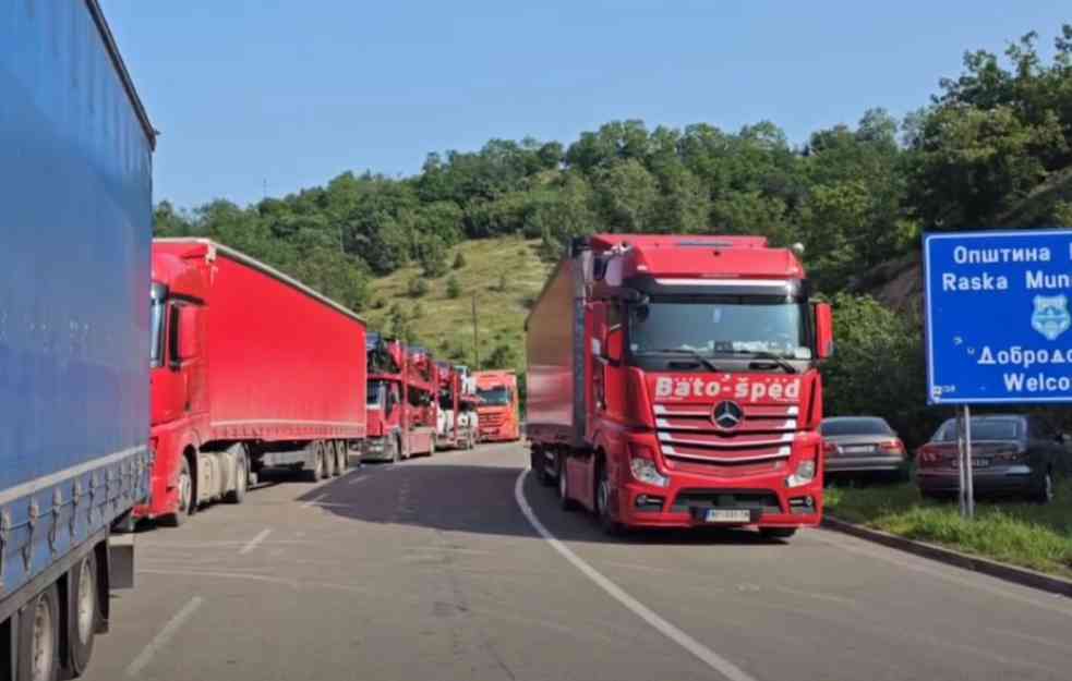 SRBI UDARILI BLOKADU: Propuštaju automobile i autobuse, kamioni sa tzv. 