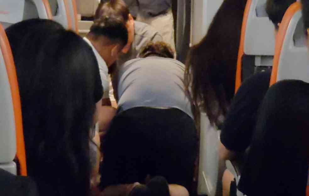 DRAMA U AVIONU : Putnika držali vezanog konopcem do kraja leta zbog STRAVIČNOG PONAŠANJA (FOTO)