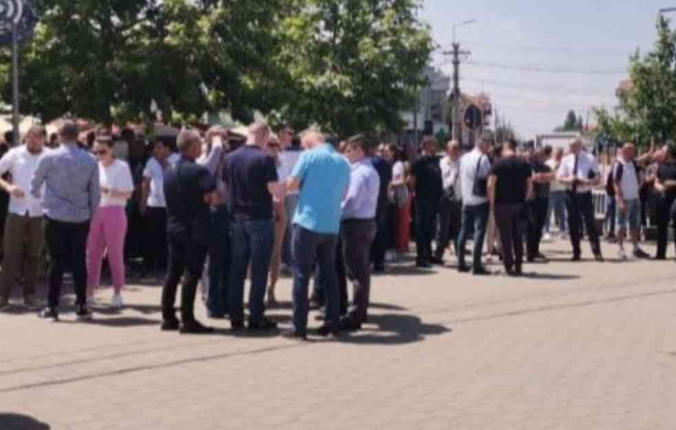 I OVO JE VID PRITISKA: Glavni put u Gračanici ZATVOREN za saobraćaj dok traju protesti