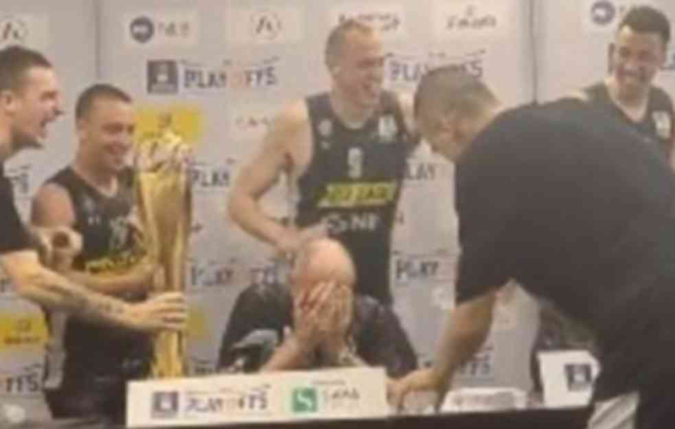 KOŠARKAŠI PARTIZANA UPALI NA KONFERENCIJU ŽELJKA OBRADOVIĆA! Ispolivali ga, a onda je počelo crno-belo LUDILO! (VIDEO)