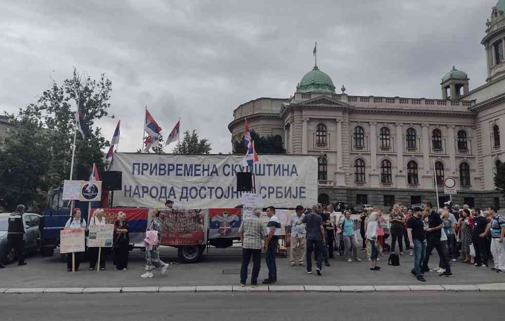 Grupa ljudi sa transparentom 