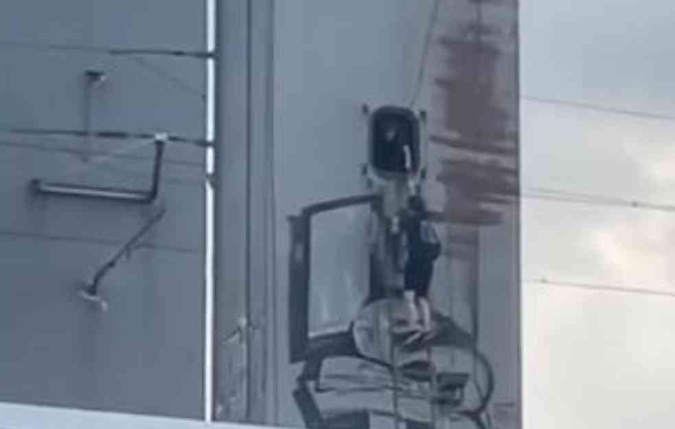 SNIMAK IZ BEOGRADA KOJI LEDI KRV U ŽILAMA: Dvoje mladih ponelo merdevine i ušlo u otvor na stubu mosta, idu ka vrhu (VIDEO)