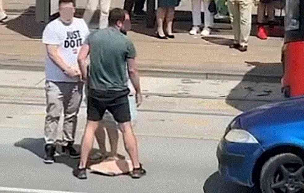 ŽENA PRETRČAVALA ULICU U BEOGRADU I IZLETELA PRED AUTOMOBIL (VIDEO)