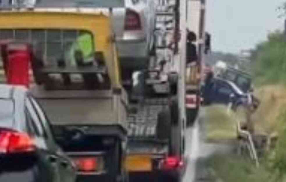 STRAVIČAN LANČANI SUDAR: Na putu Šabac-Ruma: Jednom autu otpao točak, dva završila u jarku kraj puta (VIDEO)