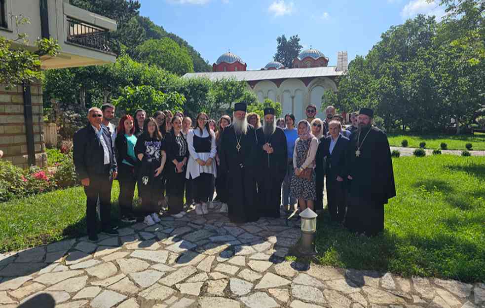 PATRIJARH PORFIRIJE SA STIPENDISTIMA U  PEČKOJ PATRIJARŠIJI: PROSVETA srpskog naroda je ZAPOČETA u srpskim MANASTIRIMA
