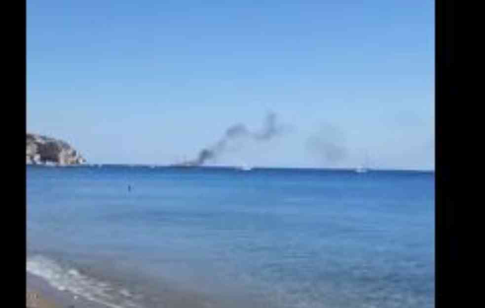 TEŠKA NESREĆA NA RODOSU : Brod se zapalio, turisti skakali sa broda da bi se spasili (VIDEO)