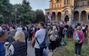 PORUKE I ZAHTEVI <span style='color:red;'><b>VIDOVDAN</b></span>SKOG PROTESTA: DOSTA SA NASILJEM NAD SRBIMA I SRAMOTNOM POLITIKOM NA KOSOVU I METOHIJI! (FOTO)