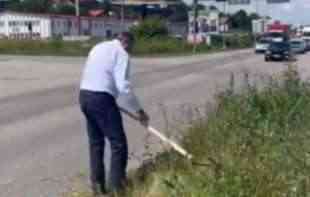 Dodik kosio travu pored puta pa poručio: Ovo je poslednji put da radim tuđi posao (VIDEO)