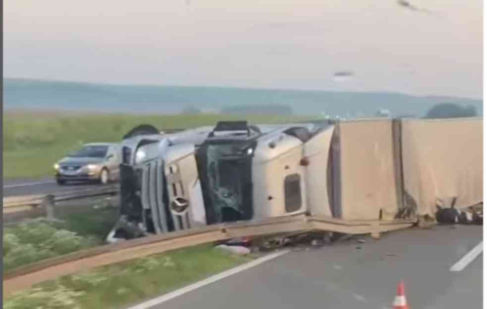 KAMION PREVRNUT, MOTOCIKL POD NJIM: Saobraćajka na auto-putu kod Požarevca, Hitna pomoć i policija na terenu (VIDEO)