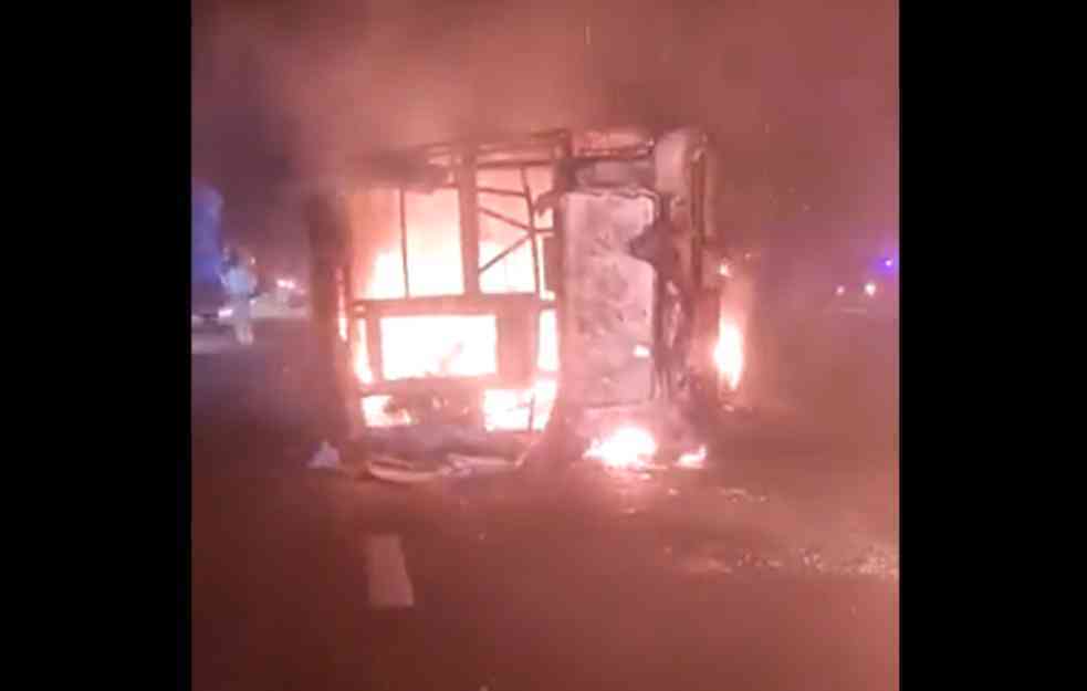  Stravična nesreća u Indiji, vatrogasci spasli 8 osoba:  25 TELA IZVUČENO IZ AUTOBUSA KOJI GORI KAO LOMAČA!(VIDEO)