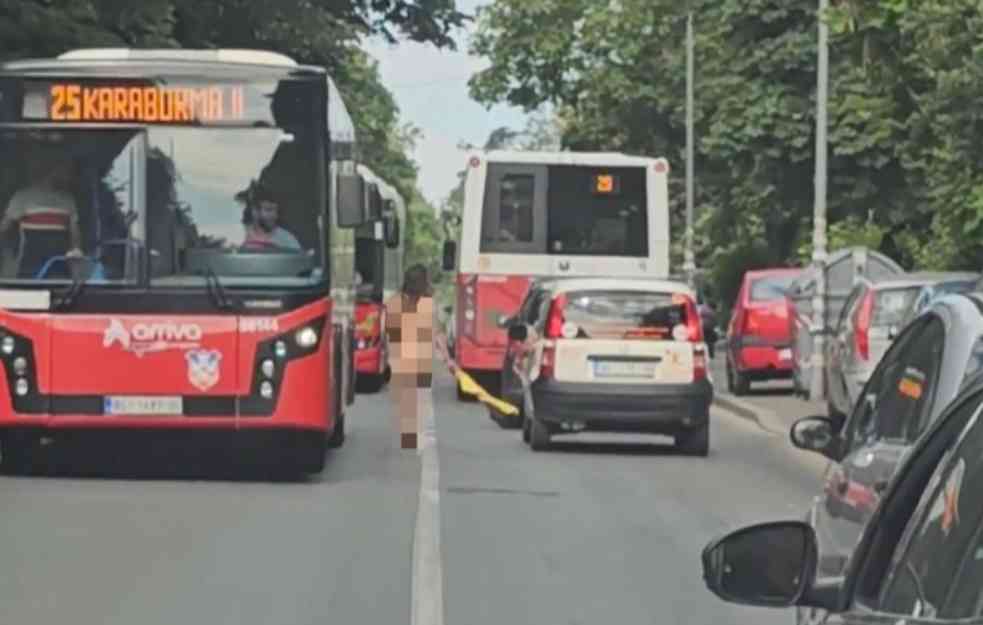 ŠOK NA KARABURMI: Žena se šeta gola ulicom