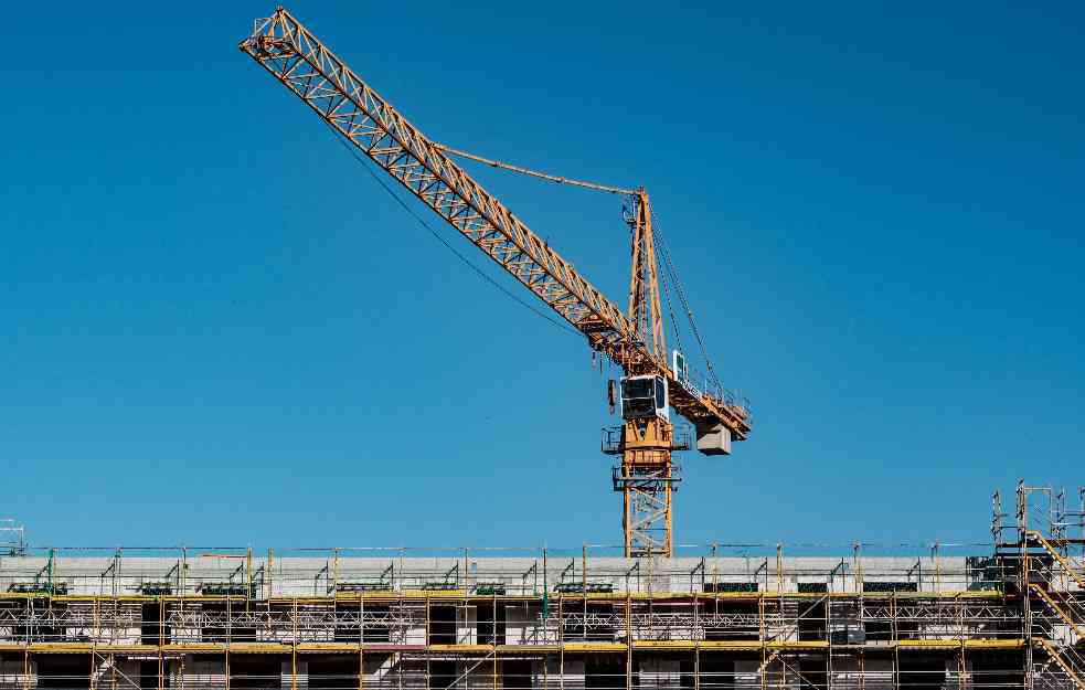 NASTRADAO NA LICU MESTA: Muškarac pao sa krana u Novom Sadu