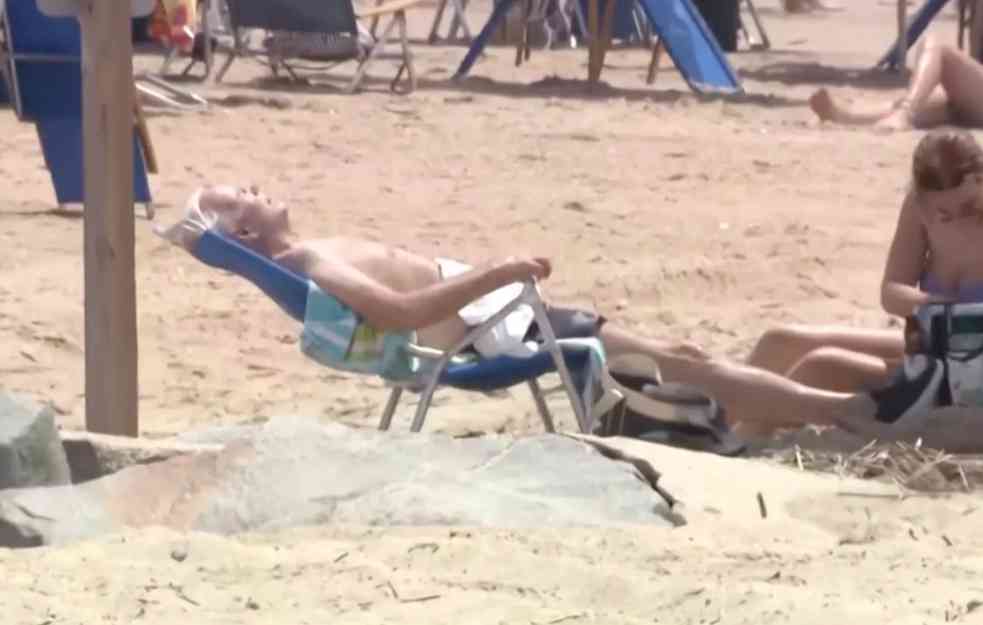 Bajden se sunča na plaži uoči odlaska na samit NATO-a (VIDEO)